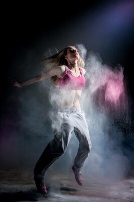 Tänzerin im dunklen Raum