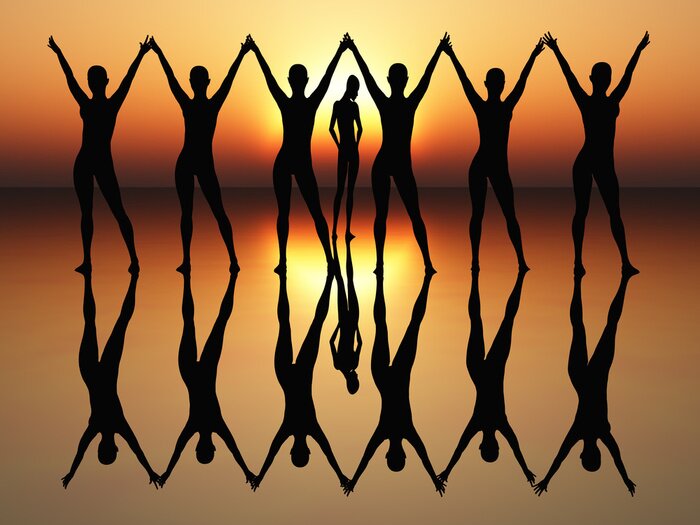 Bild Tanzende Menschen bei Sonnenuntergang
