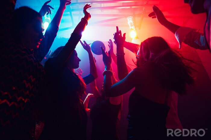 Bild Tanzende Menschenmenge zu Popmusik