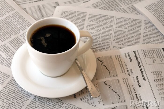 Bild Tasse Kaffee auf Zeitungen