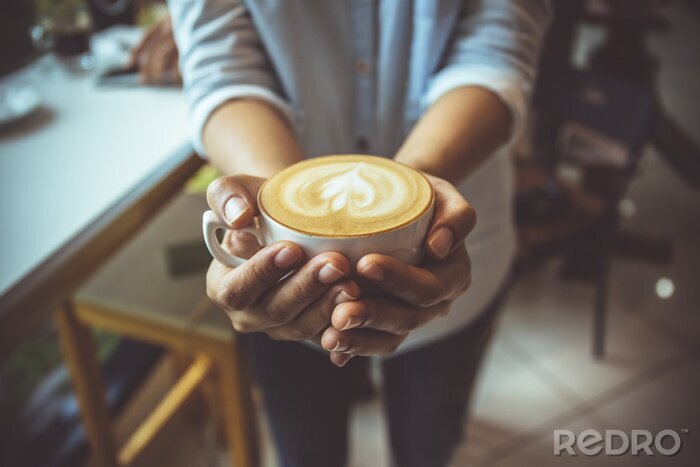Bild Tasse Kaffee in den Händen einer Frau