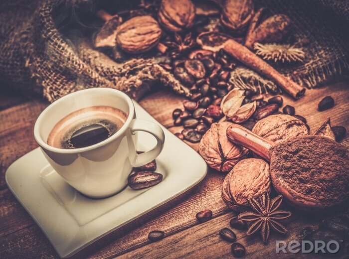 Bild Tasse Kaffee inmitten von Nüssen