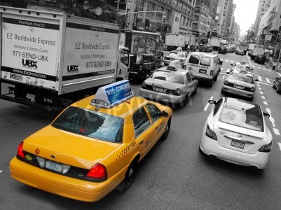 Taxi und schwarz-weißer Hintergrund