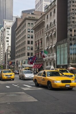 Taxis mit Gebäuden im Hintergrund