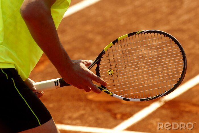 Bild Tennisschläger mit Court im Hintergrund