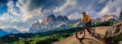 Bild Tourist auf dem Fahrrad in den Bergen