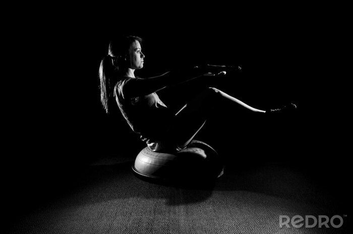 Bild Trainierende Frau auf schwarzem Hintergrund