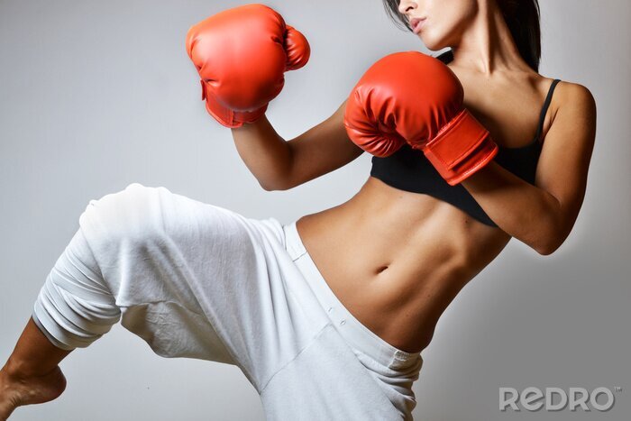 Bild Trainierende Frau in Boxhandschuhen