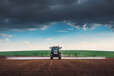 Traktor auf dem Feld vor dem Sturm