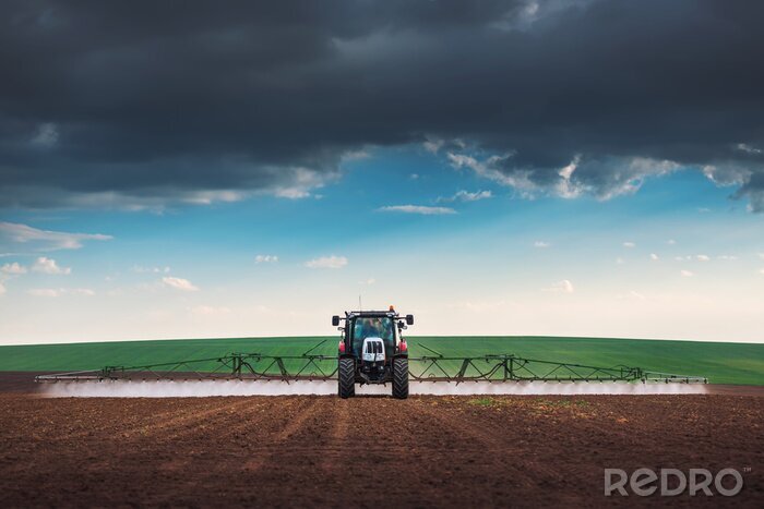 Bild Traktor auf dem Feld vor dem Sturm