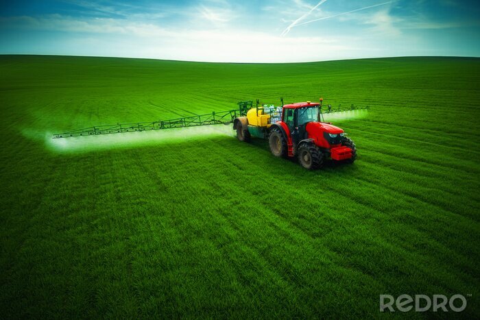 Bild Traktor beim Feldspritzen