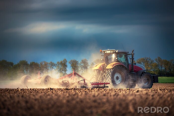 Bild Traktor im Staub vor dem Sturm