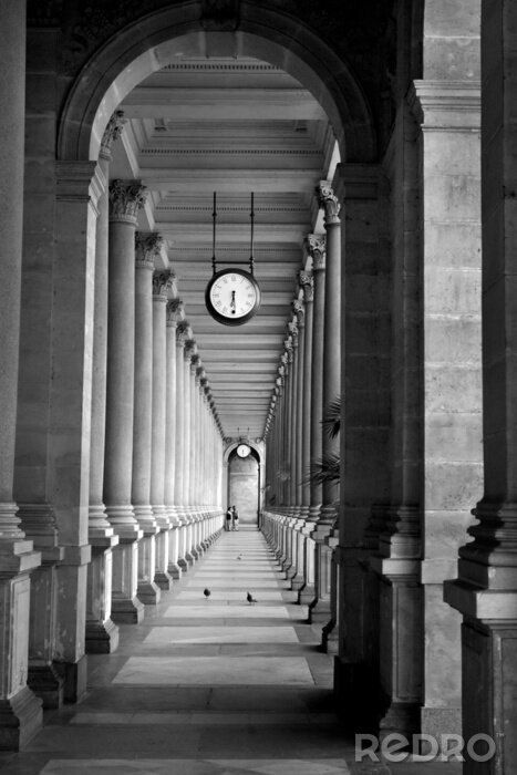 Bild Uhr zwischen Säulen 3D Effekt