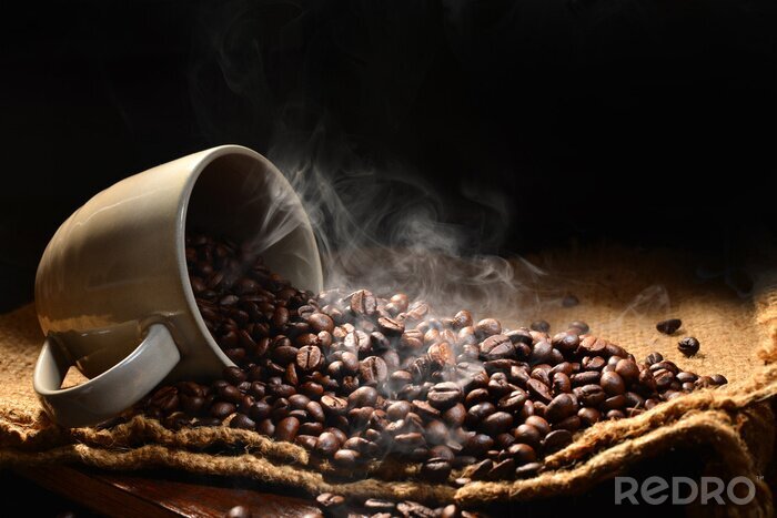 Bild Umgekippte Tasse mit Kaffeebohnen
