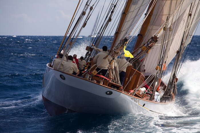 Bild Umgekipptes Schiff auf See