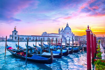 Venedig bunte Gondeln bei Sonnenuntergang