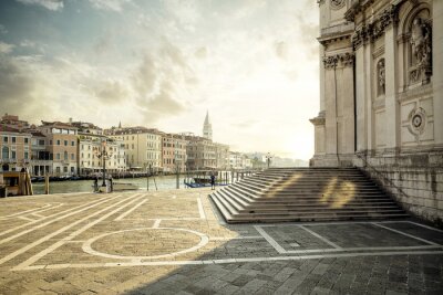 Venezianische architektur in der sonne