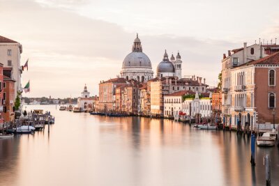 Venezianische architektur in warmen tönen