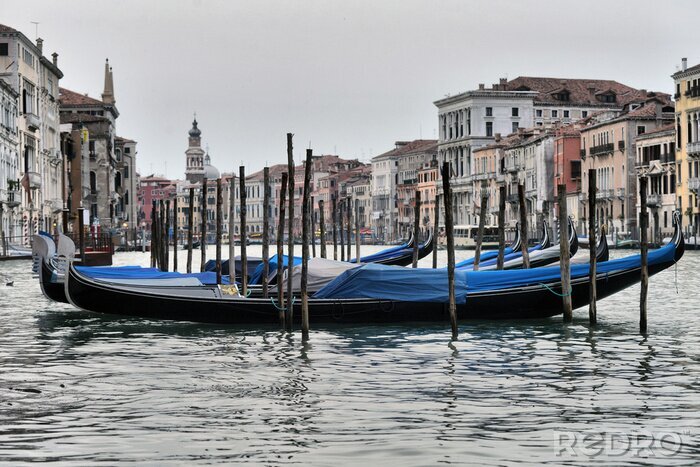 Bild Venezianische Gondeln an einem bewölkten Tag