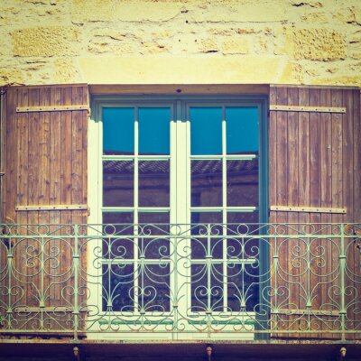 Veranda mit geländer vor fenster