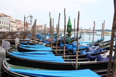 Bild Verankerte Gondeln in Venedig