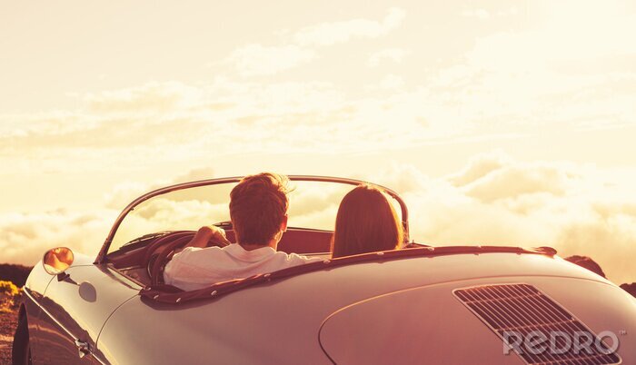 Bild Verliebtes Paar im klassischen Auto