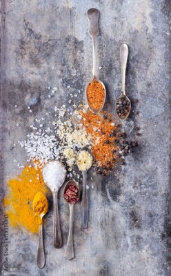 Bild Verschiedene asiatische Gewürze in Löffel