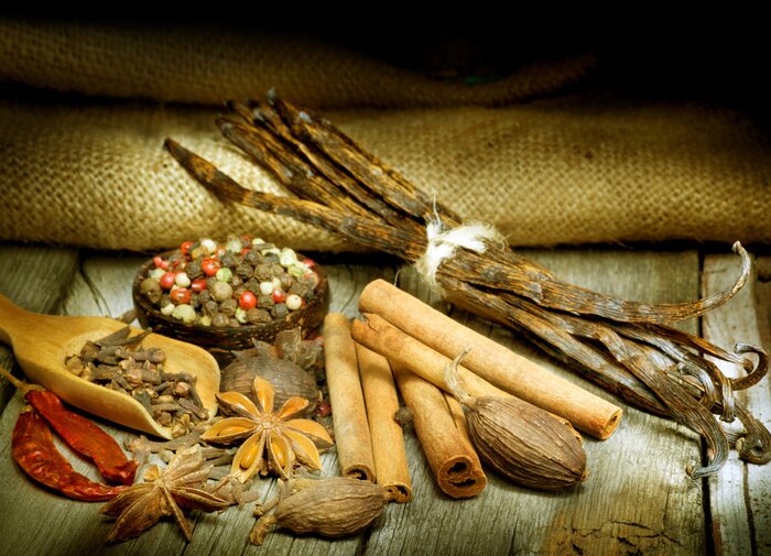 Bild Verschiedene Sorten und Formen von Gewürzen