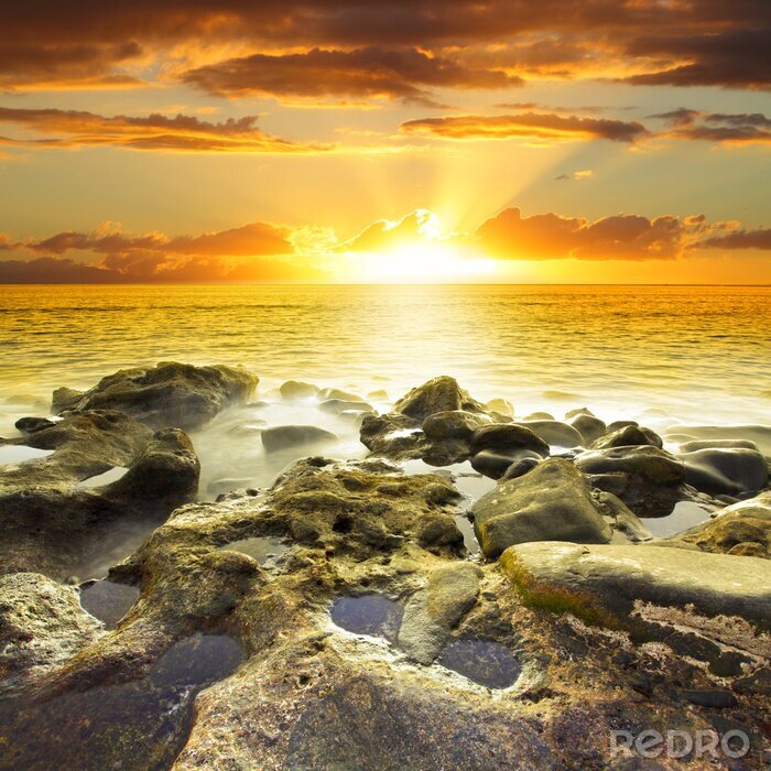 Bild Verstreute Sonnenstrahlen auf dem Hintergrund des Meeres