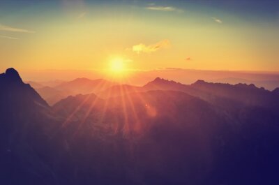 Vintage Sonnenuntergang hinter Bergen