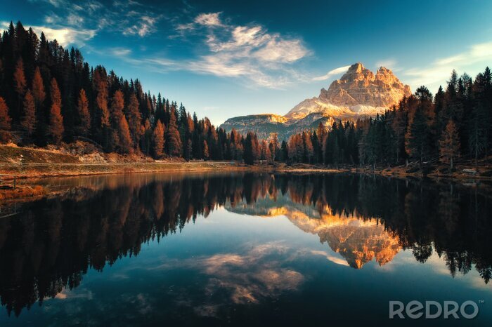 Bild Vogelperspektive von Lago Antorno, Dolomit, Seeberglandschaft mit Alpen ragen, Misurina, Cortina d'Ampezzo, Italien empor