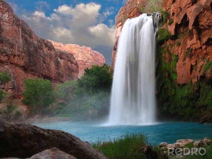 Bild Wasserfall inmitten roter Felsen