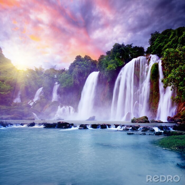 Bild Wasserfall und regenbogenfarbener Himmel