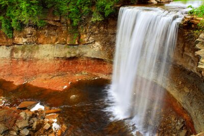 Wasserfall und rote Felsen in Kanada