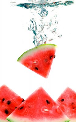 Wassermelone in Wasser fallen mit einem großen Spritzer