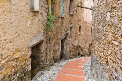 Weg zwischen Häusern