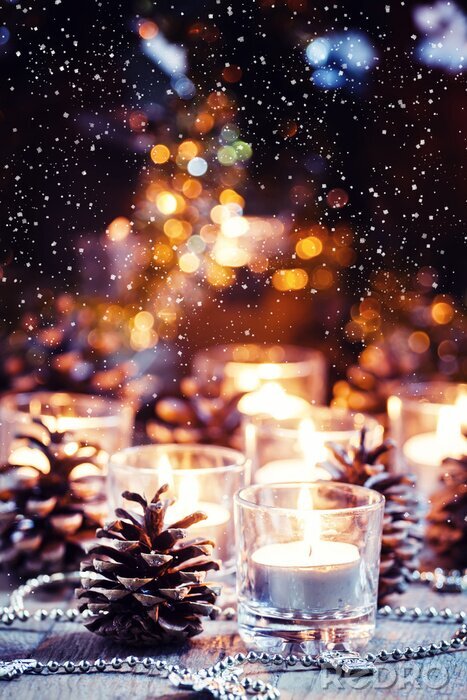 Bild Weihnachten und Neujahr Hintergrund mit Kerzen, Tannenzapfen und