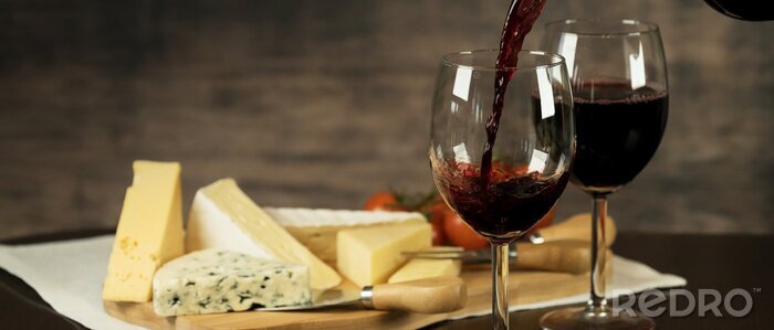 Bild Wein und Käse auf dem Teller