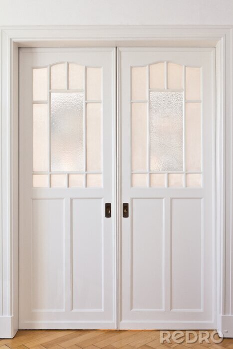 Bild Weiße Türen mit Scheiben