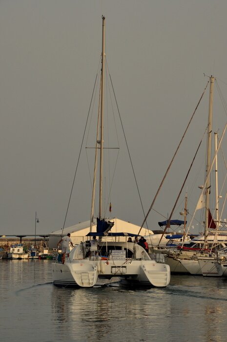 Bild Weiße Yachten vertäut