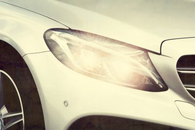 Weißer Autoscheinwerfer