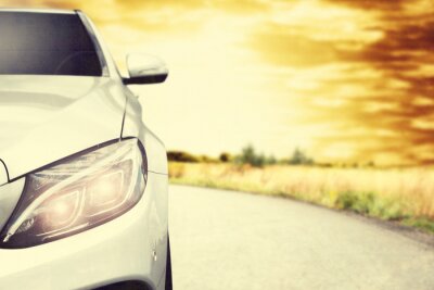 Weißes Auto bei Sonnenuntergang