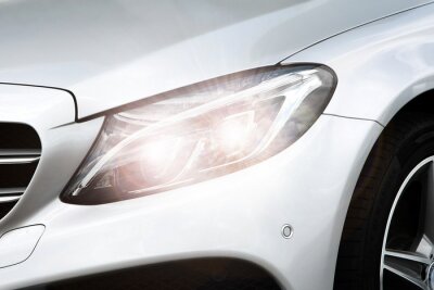 Weißes Auto und Scheinwerfer