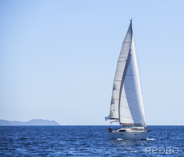 Bild Weißes Segelboot Festland im Hintergrund