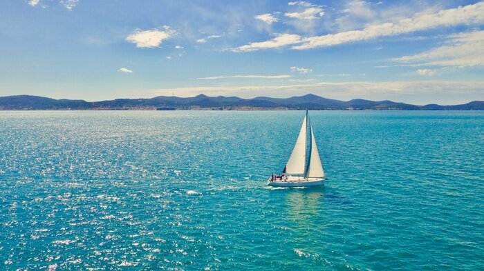 Bild Weißes Segelboot und Himmel