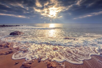 Wellen und Steine am Strand