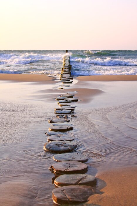 Bild Wellenbrecher im Licht der untergehenden Sonne
