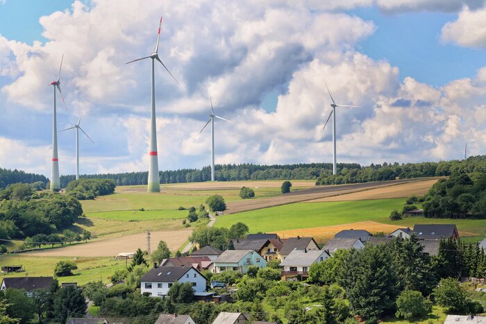 Bild Windräder neben dem Dorf