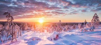 Wintersonnenaufgang von den Bergen aus gesehen