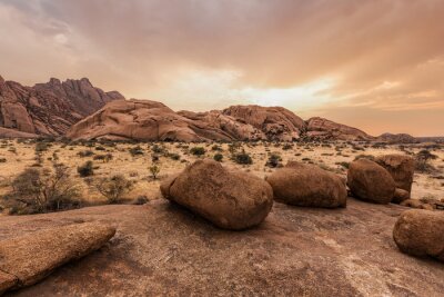 Bild Runde Steine ​​in der Namibischen Savanne bei Sonnenuntergang